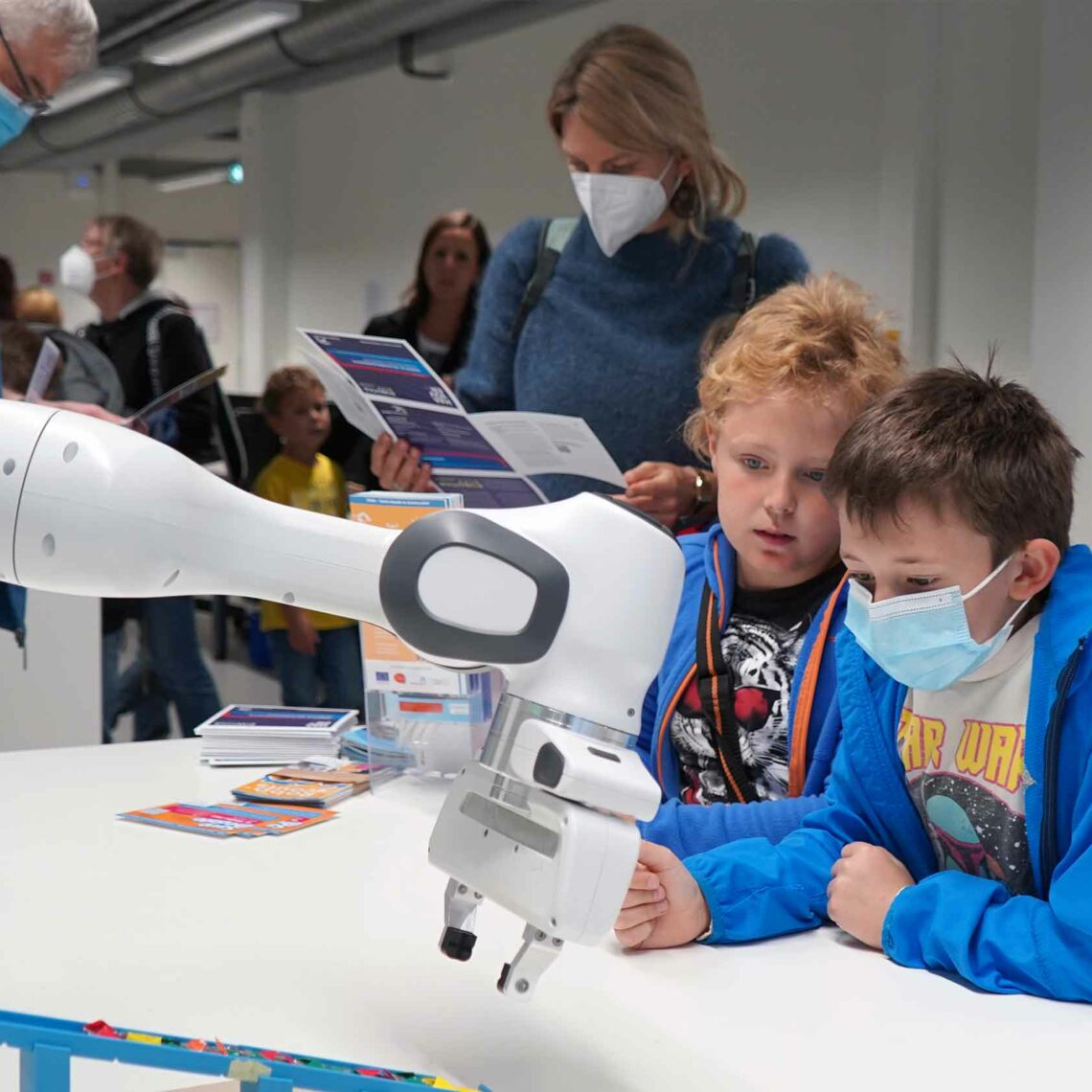 Die Robokind Stiftung trägt den Ansatz eines durchgängigen Ausbildungskonzeptes nach ganz Niedersachsen. Die Stiftung bietet u. a. Workshops und kostenlose Online-Lernformate an. Angebote gibt es auch für Lehrkräfte allgemeinbildender Schulen und Berufsschulen: Sie werden fit gemacht, um eigene Robotikkurse an ­ihren Schulen geben zu können. Den Schülerinnen und Schülern ab der 9. Klasse dienen die Lehrgänge zur Berufsorientierung. Foto: Robokind Stiftung