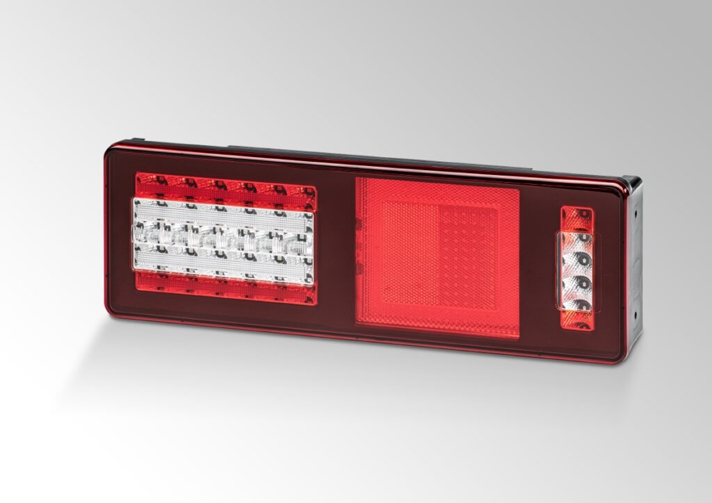 Zukunftsfelder von FORVIA: Kryogene Wasserstoffspeicher (links) und ein besonderes Produkthighlight in Kooperation mit HELLA ist die brandneue, modulare Voll-LED-Heckleuchte für 24-Volt-Truck und -Trailer. Foto: Robotics City Hannover