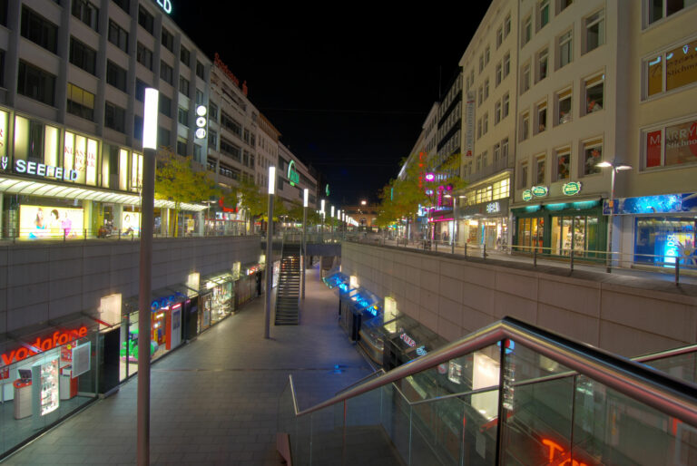 Die Nutzung der Geschäftshäuser in der Innenstadt ändert sich vor allem in den oberen Etagen. Wohnen ist wieder gefragt, besonders bei jungen Leuten. Foto: Alexander Demandt/stockAdobe.com