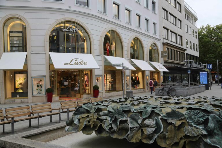 Die Parfümerie Liebe, 1871 von Kaufmann Wilhelm Liebe in der ­Georgstraße eröffnet, wird heute in siebter Generation von der Familie geführt. Foto: Knut Diers