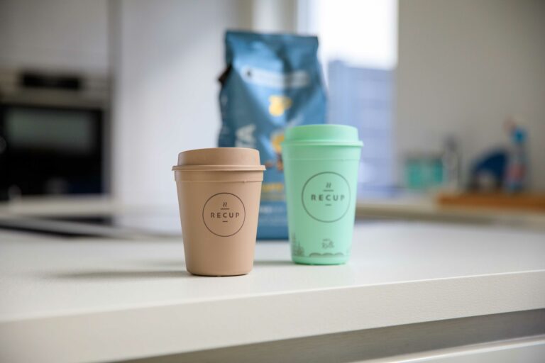 An der Hochschule Hannover beschäftigen sich zwei Startups mit der Entwicklung von recyelbaren Mehrwegschalen – analog zu dem bereits erfolgreich am Markt platzierten RECUP-Mehrwegbecher (Symbolbild). Foto: Olaf Kunz/stockAdobe.com